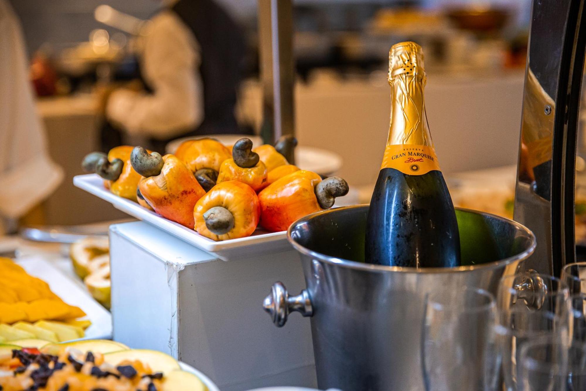 Hotel Gran Marquise Fortaleza  Kültér fotó A bottle of Veuve Clicquot champagne